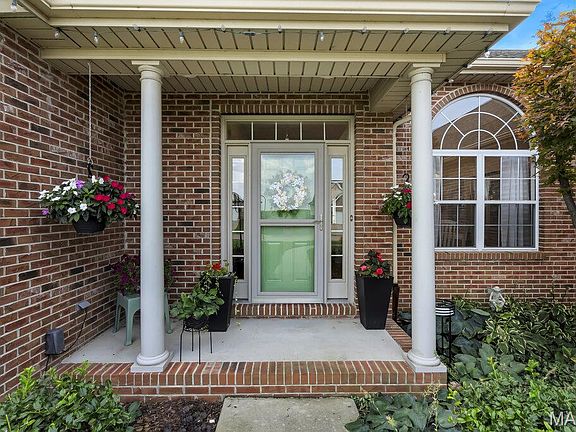 5th image of 588 Manor Ln