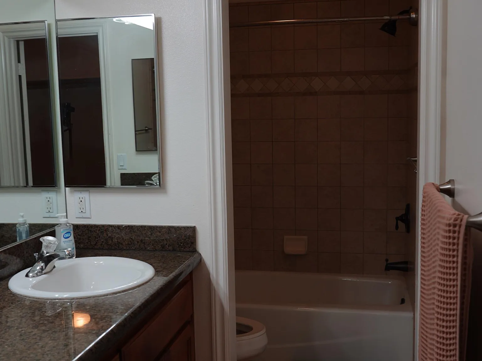 4 bed, 2.5 bath, 2200 sqft, $1,940 — Photo 2