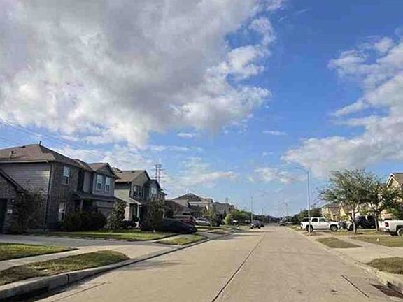 Exterior Neighborhood (street photo)