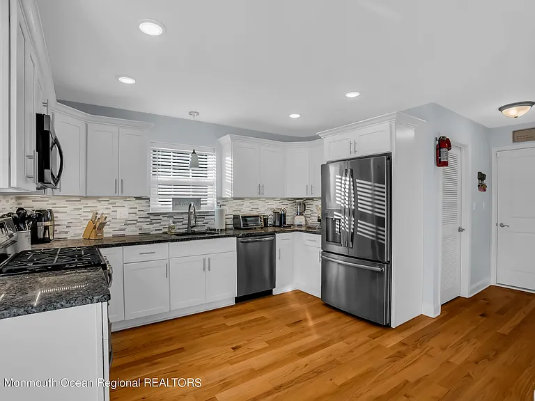 132 Chelton Ave — Photo 10