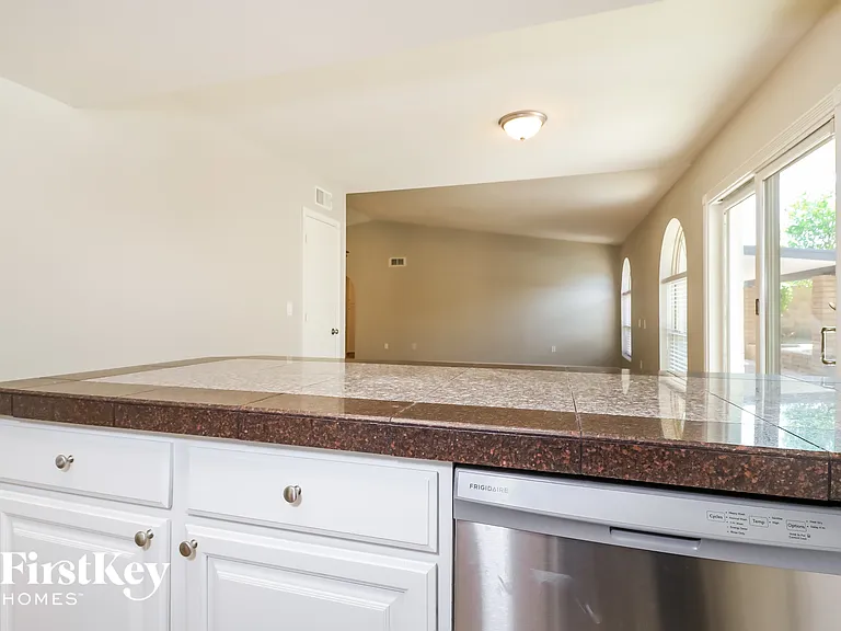 3921 W Pershing Ave — Photo 7