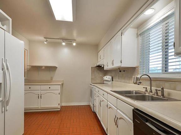 4th image of 2600 Tulane Dr