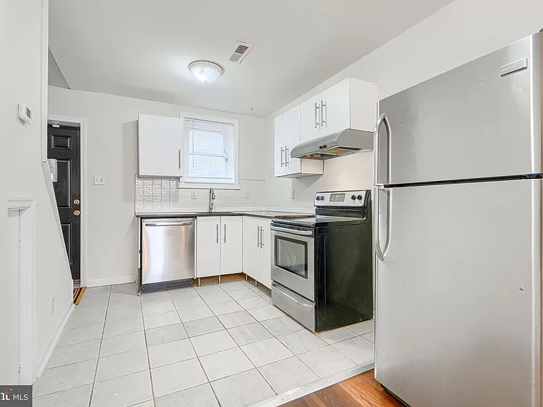 1138 W Lombard St — Photo 5