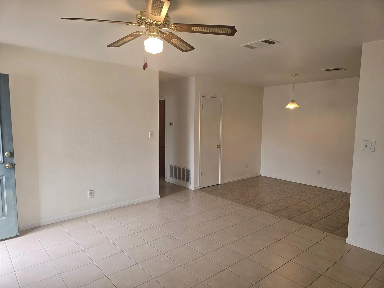 2 bed, 2.0 bath, 812 sqft, $1,425 — Photo 4