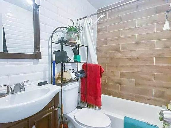 5th image of 542 Bainbridge St #2