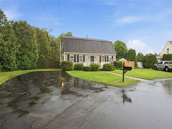 3rd image of 9 Mallory Ct