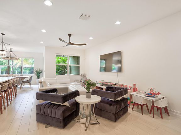 5th image of 100 NW 69th Cir Unit 54