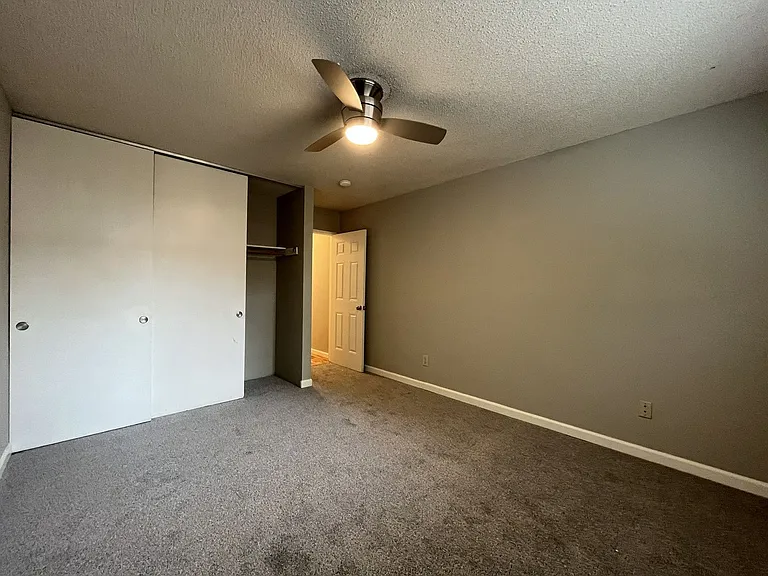 15827 NE Glisan St #3 — Photo 26