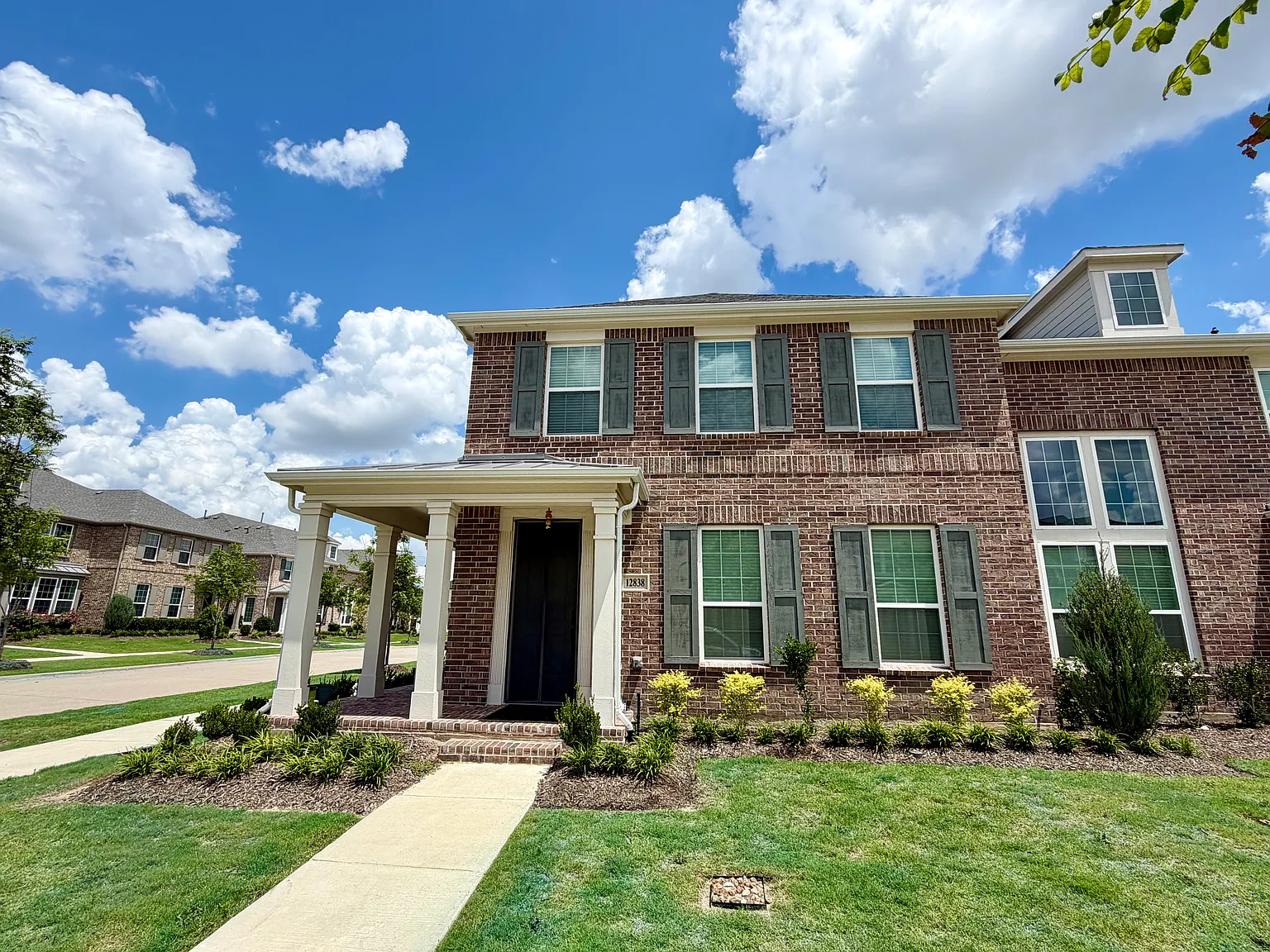 3 bed, 2.5 bath, 2272 sqft, $3,099 — Photo 2