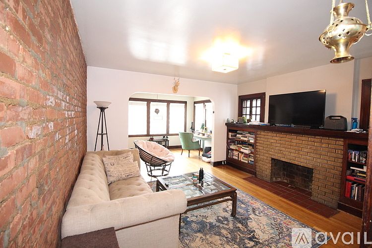 1st image of 1424 W 75th St #1424
