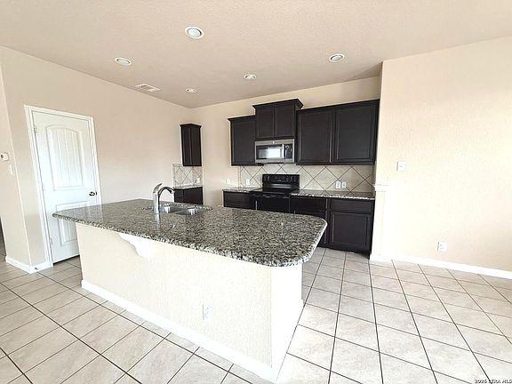 3rd image of 474 Centinela