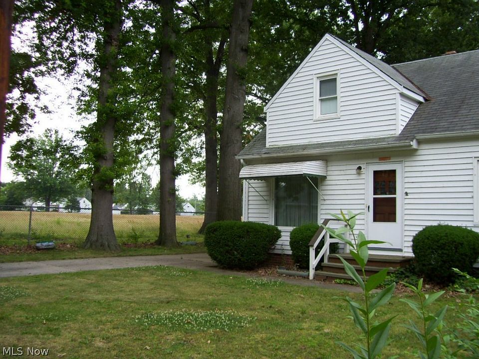 2nd image of 24370 Wildwood Ave