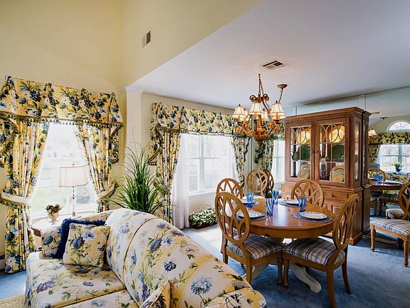 5th image of 62 Sprucewood Dr