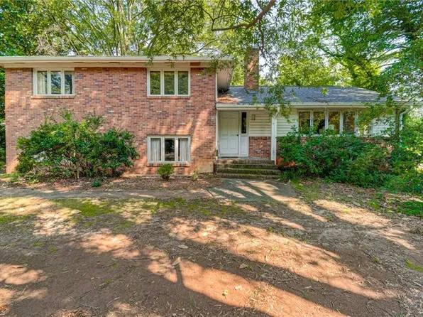 2701 Tudor Rd, Winston Salem, NC 27106