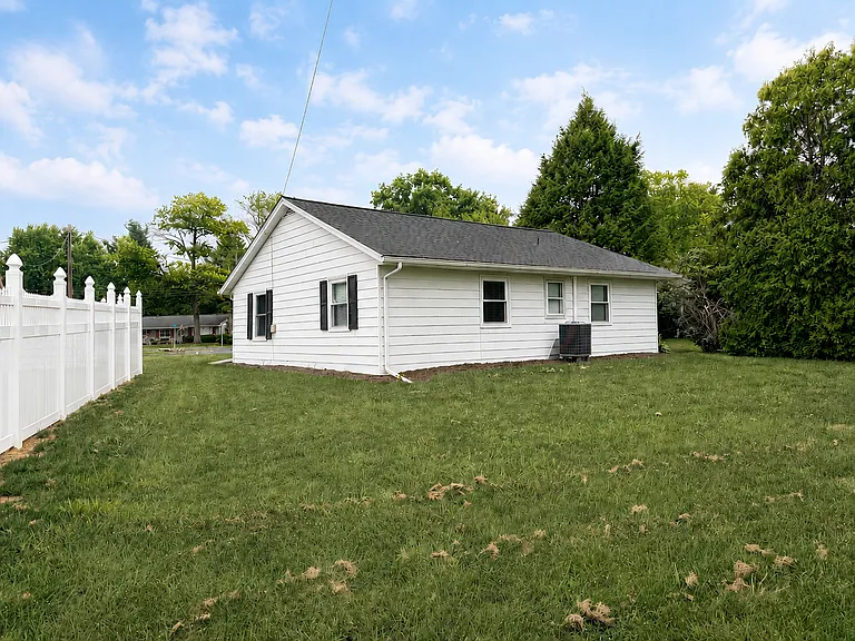 534 E New St — Photo 26