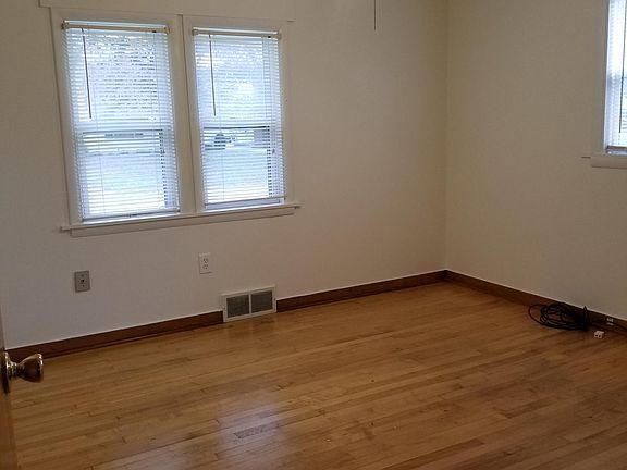4th image of 1567 Oakdale Dr NW