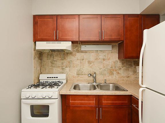 2nd image of 3161 N Cambridge Ave APT 208