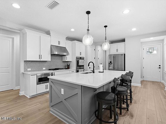 5th image of 261 CREEKMORE Drive