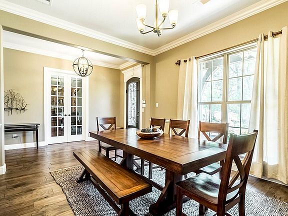 3rd image of 706 Windsor Ct