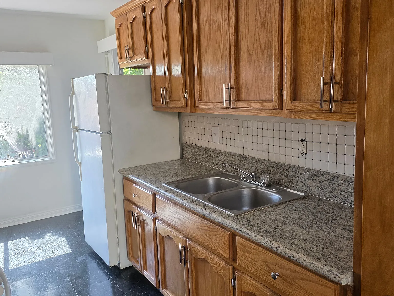 3 bed, 950 sqft, $3,000 — Photo 2