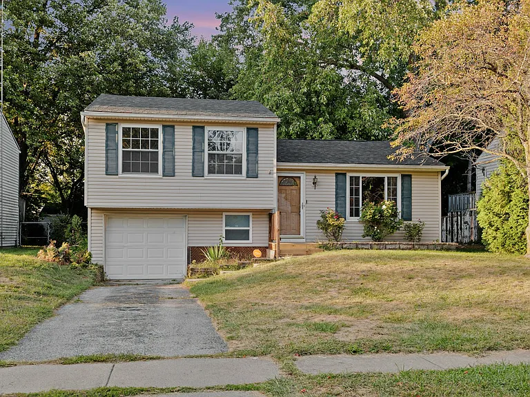 front house and big garage and parking