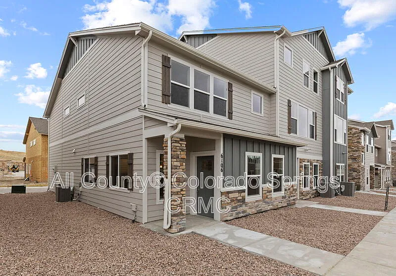 3 bed, 2.5 bath, 1773 sqft, $2,350 — Photo 1