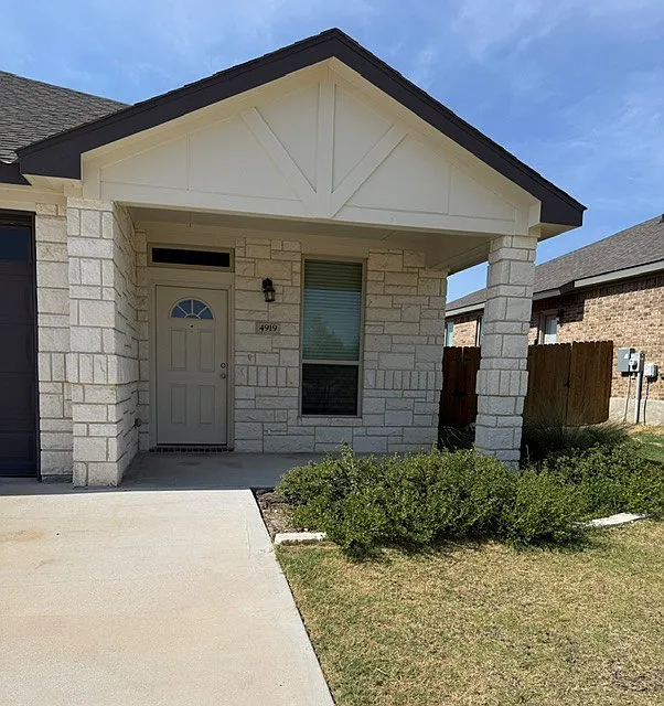4919 Rose Garden Loop
