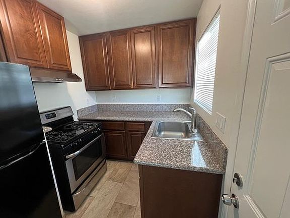 4th image of 2420 Lincoln Ave