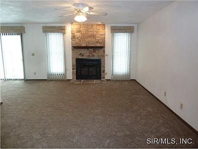 Spacious living roomfireplace