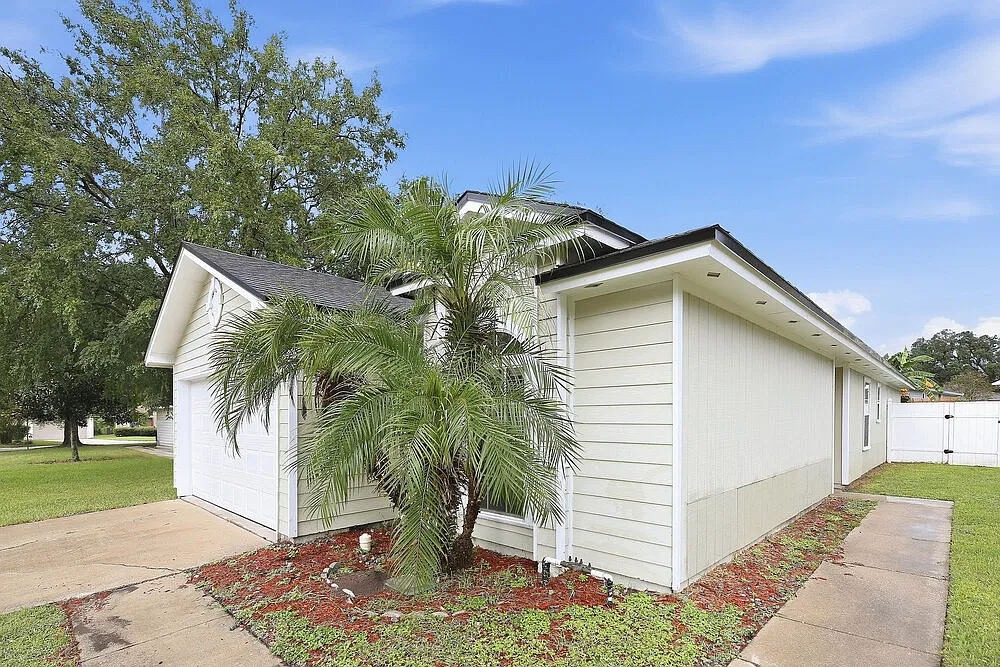 3 bed, 2.0 bath, 1630 sqft, $2,220 — Photo 3