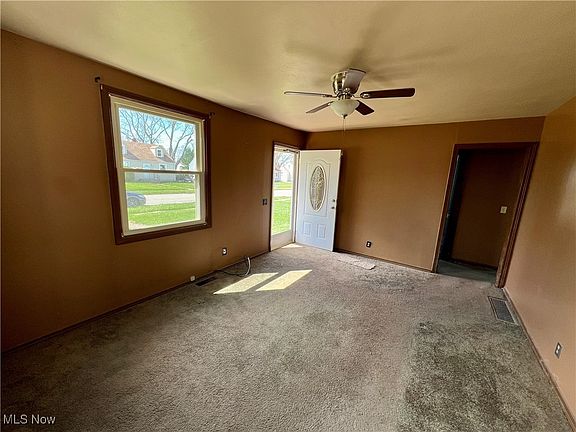 5th image of 855 Warwick Dr