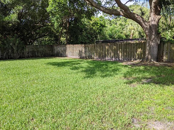 4th image of 445 Lakeview Dr