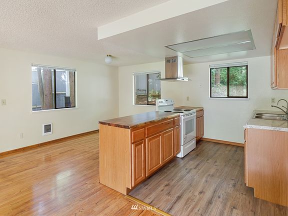 5th image of 13905 Sandy Point West NW