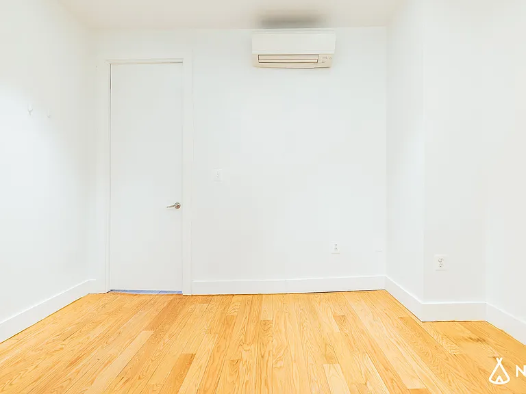 33 Montrose Ave #2R — Photo 4