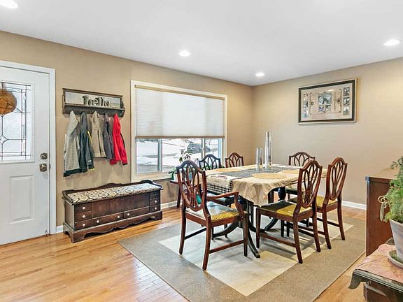 3rd image of 610 Silbury Ct