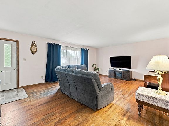 3rd image of 3203 Regis Dr