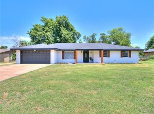 202 Meadowdale Dr, Chickasha, OK 73018