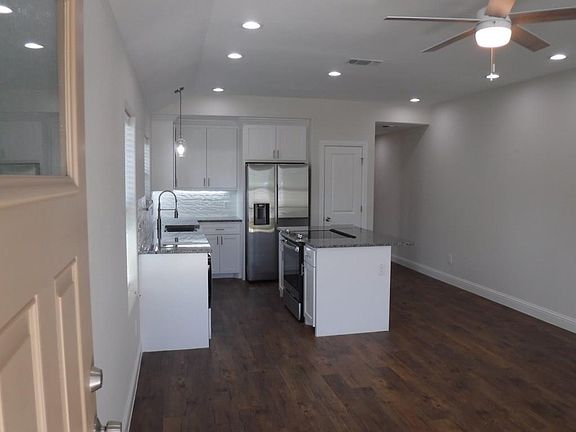 3rd image of 800 N Broughton St #812