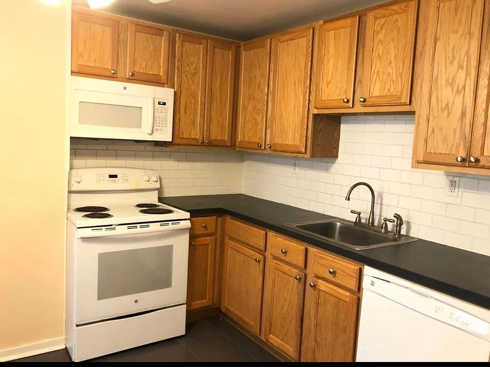 27 W Monroe St