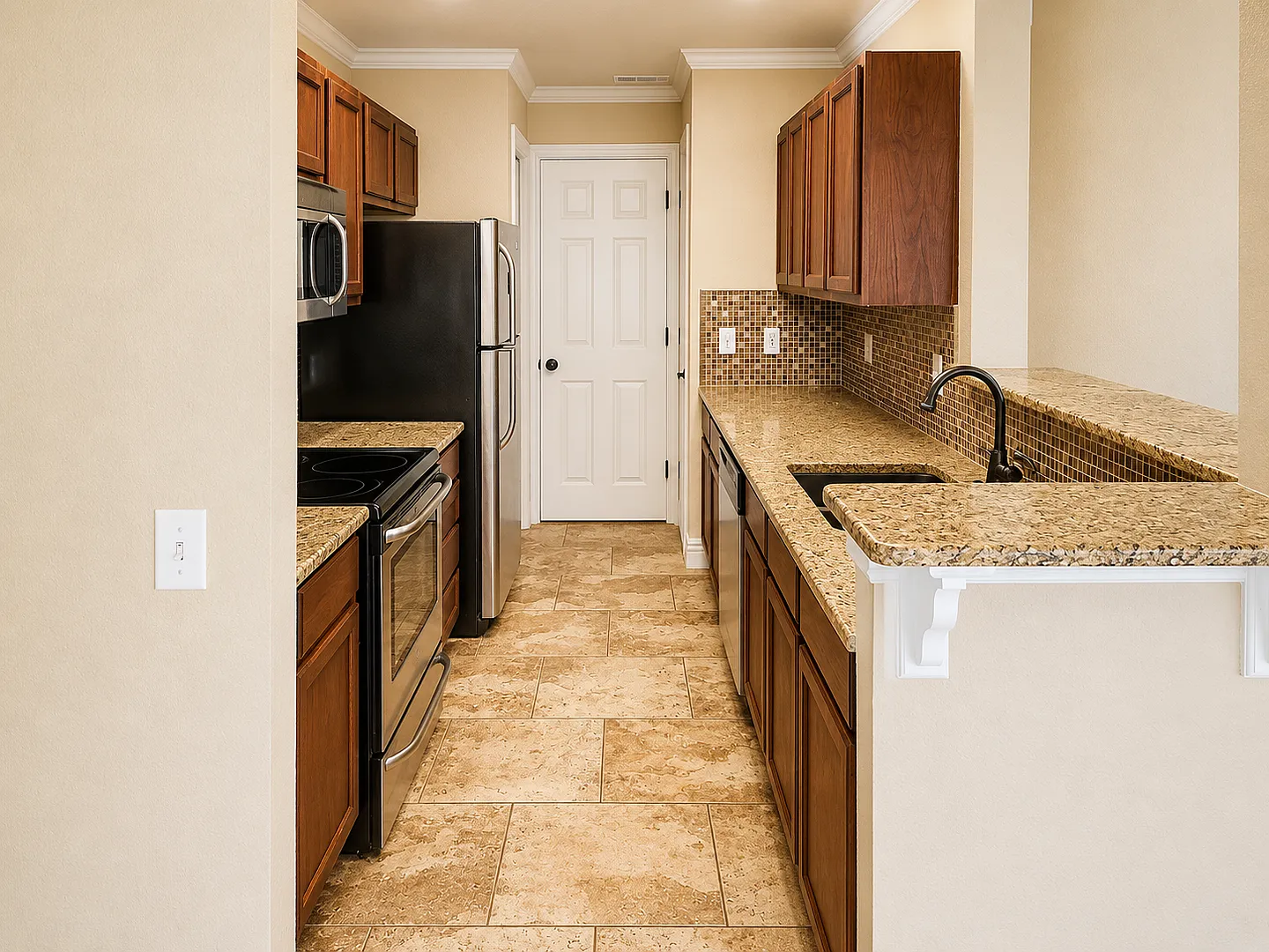 Beautiful 3 Bed 2.5 Bath Townhouse W/ Privacy Fence and One Car Garage Very Close to U of A Campus! — Photo 2