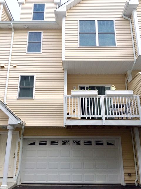 Front-2 car Garage, Balcony