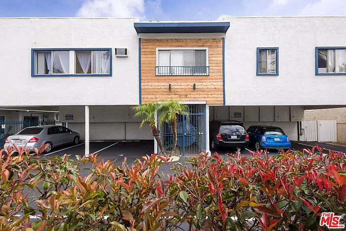 Building Photo - 15115 Victory Blvd #8