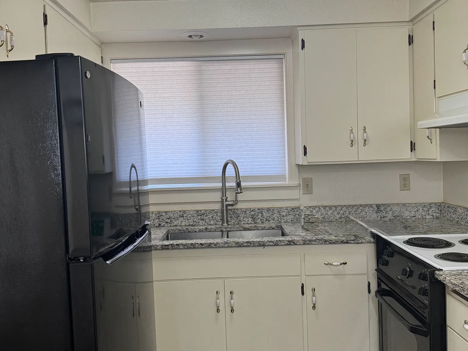 2 bed, 832 sqft, $1,900 — Photo 3