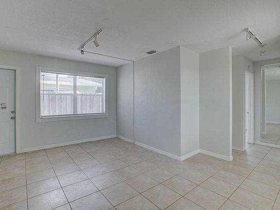 5th image of 604 NE 12th Ave #606