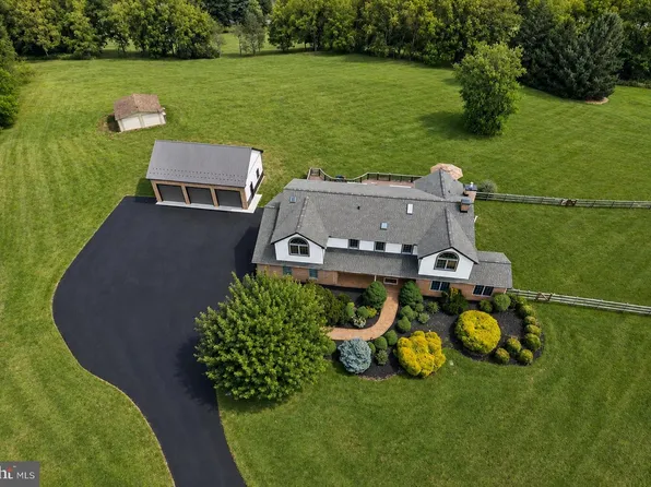 24 Lehmann Dr, Douglassville, PA 19518