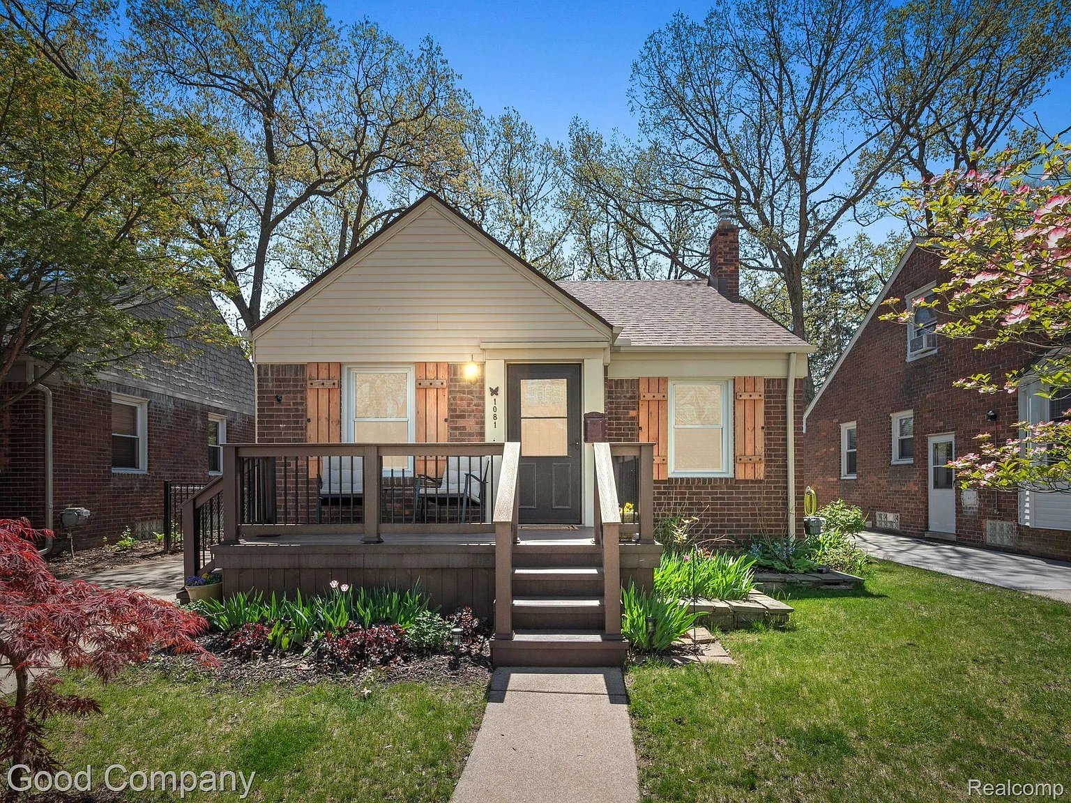 1081 Marshfield St photo 1