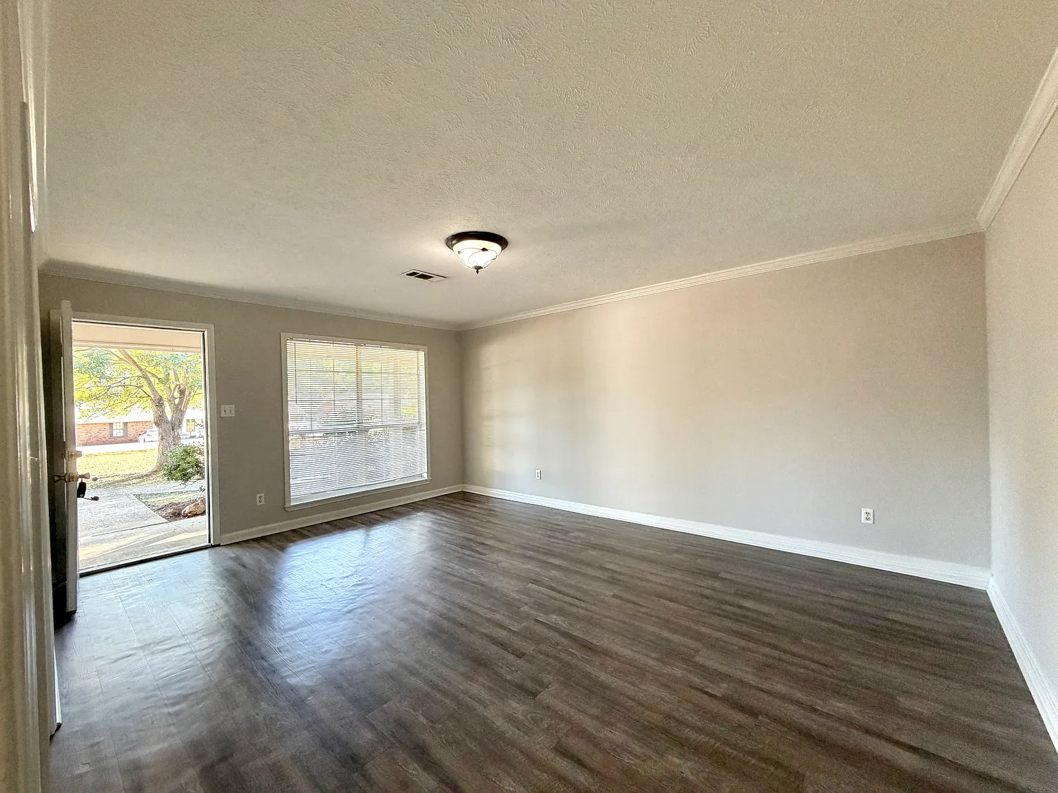 3 bed, $1,400 — Photo 2