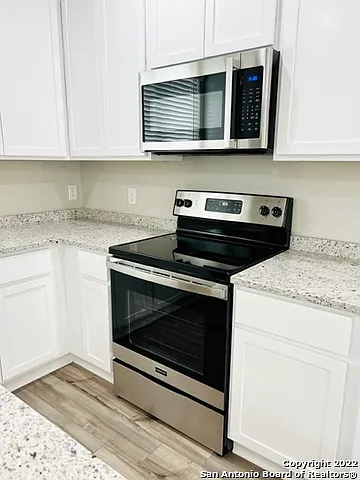 21518 James Charles — Photo 11