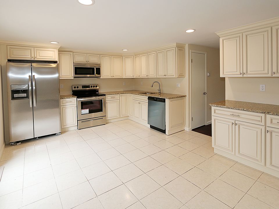 Brand New Eat In Kitchen