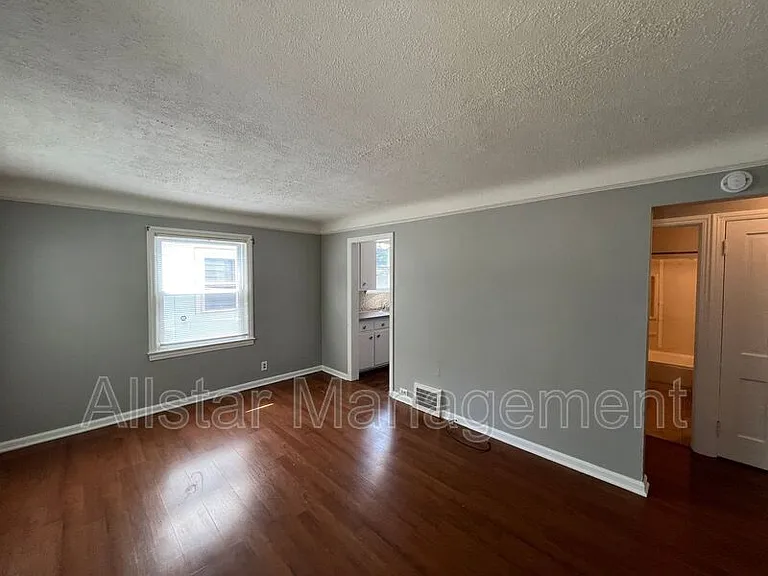 1480 E 196th St — Photo 7